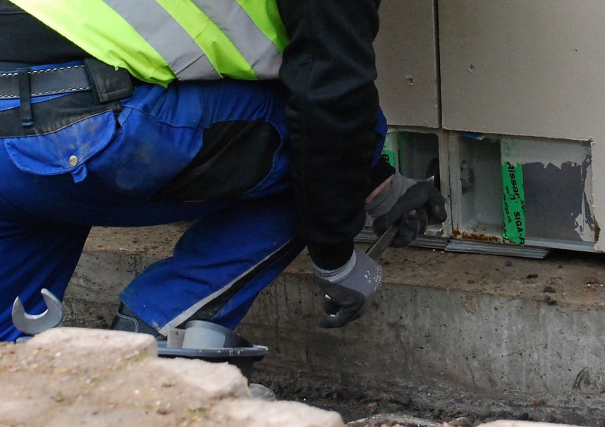 Zimmer, die zusammengeschraubt werden. Schlosser statt Maurer. Aber es geht schnell, ist vermutlich preisg&uuml;nstig und muss nicht so lange ertragen werden wie Geb&auml;ude aus fr&uuml;heren Jahrzehnten, die noch f&uuml;r die Ewigkeit gebaut wurden.