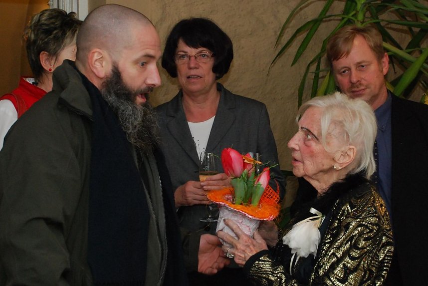 Er verbreitet - genau wie die Tanzlehrerin - gute Laune: der Eisleber Jost Naumann. Auch er kam zum Gratulieren.