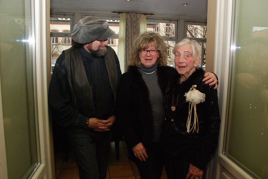 Der Kunstmaler Gerhard Mohr und seine Frau Petra sind jedes Jahr unter Gisela Wesers Gratulanten zu finden. Die Liebe zur Kunst verbindet Maler und Tanzlehrerin.