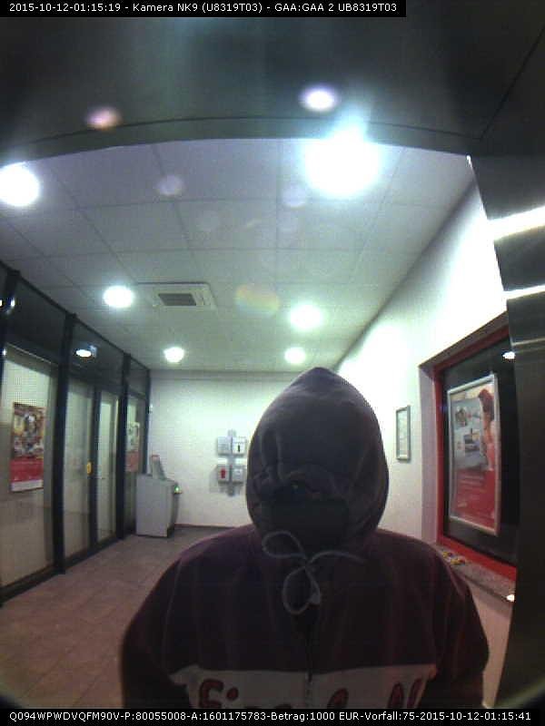 Dieser Mann wird von der Polizei wegen EC-Kartenmissbrauchs gesucht.