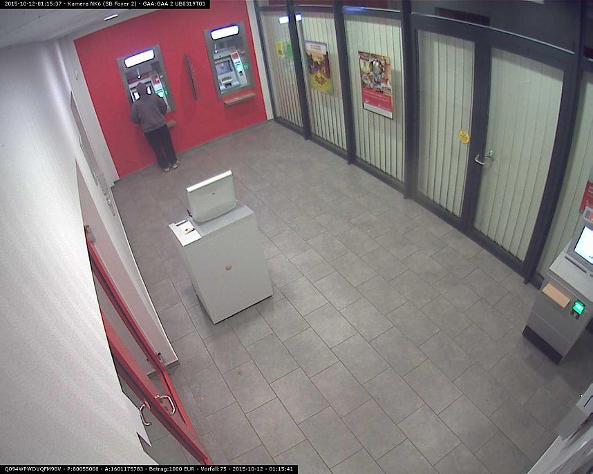 Der T&auml;ter beim Abheben von Geld, das ihm nicht geh&ouml;rt. Die Polizei bittet um sachdienliche Hinweise.