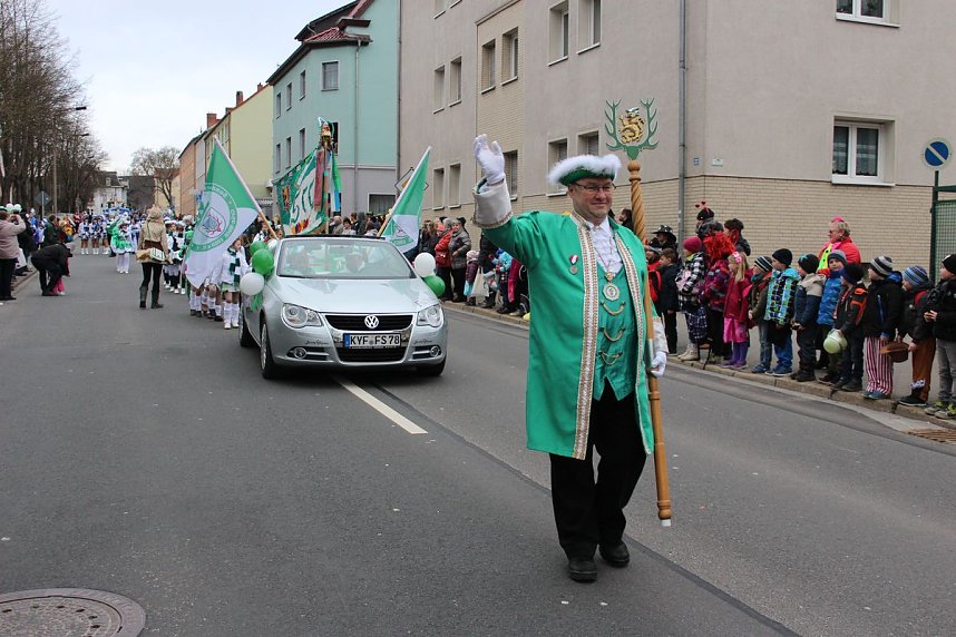 N&auml;rrinnen und Narren trotzen Wetter (1)