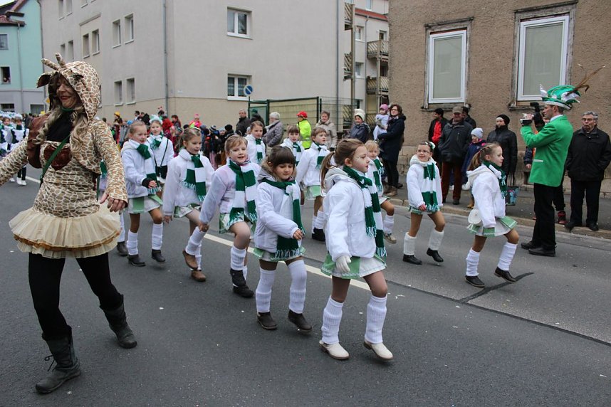 N&auml;rrinnen und Narren trotzen Wetter (1)