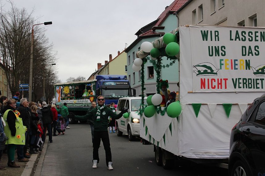 N&auml;rrinnen und Narren trotzen Wetter (1)