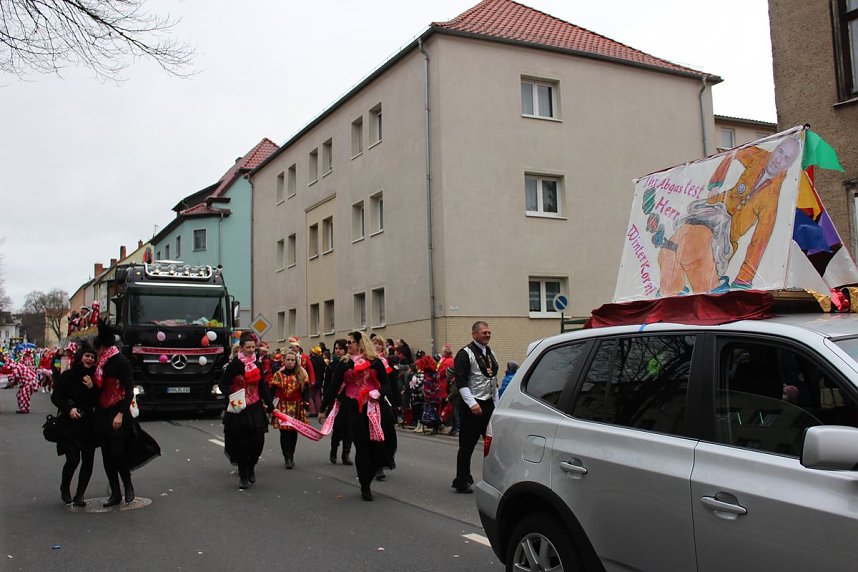 N&auml;rrinnen und Narren trotzen Wetter (1)