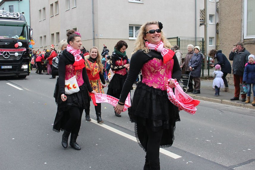 N&auml;rrinnen und Narren trotzen Wetter (1)