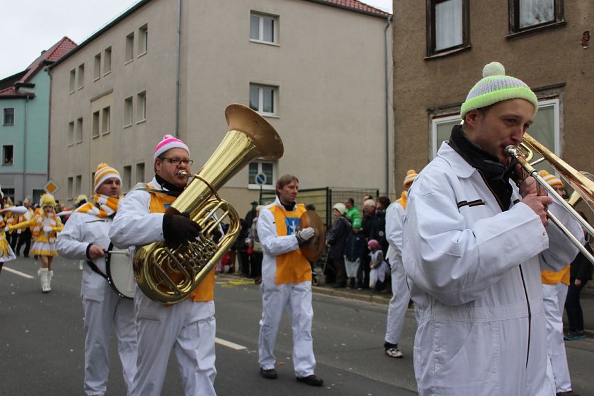 N&auml;rrinnen und Narren trotzen Wetter (1)