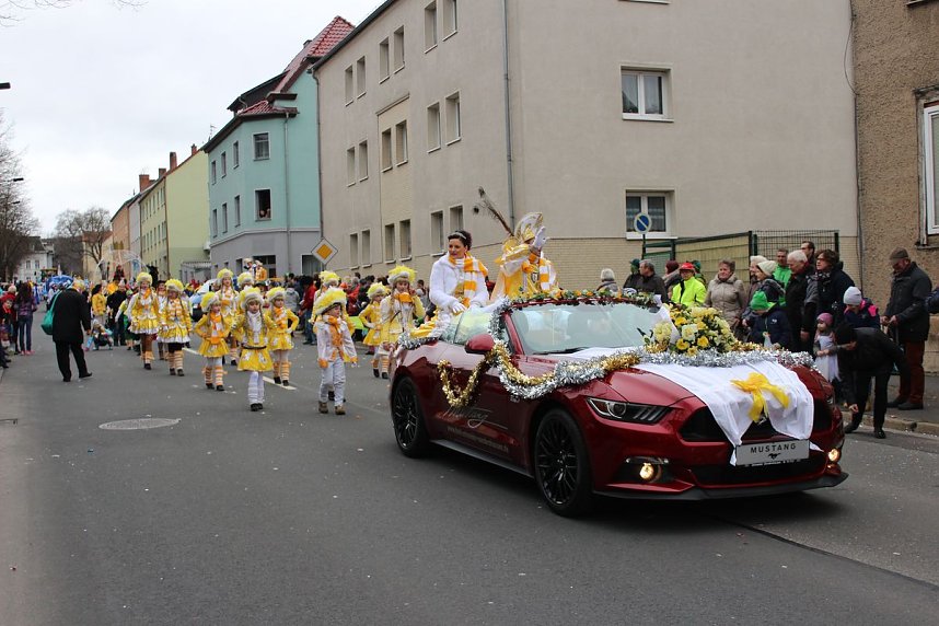 N&auml;rrinnen und Narren trotzen Wetter (1)