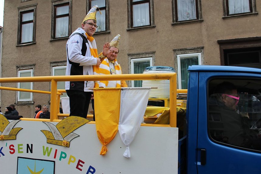 N&auml;rrinnen und Narren trotzen Wetter (1)