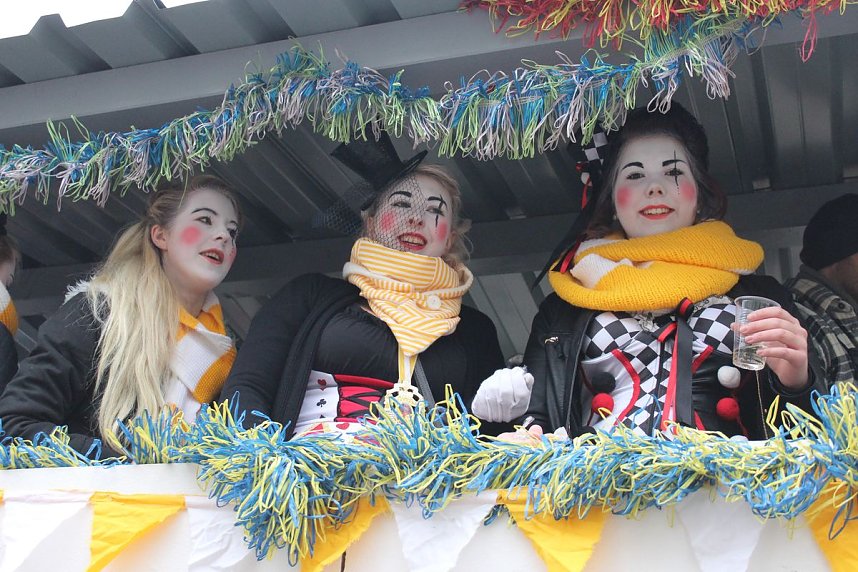 N&auml;rrinnen und Narren trotzen Wetter (1)