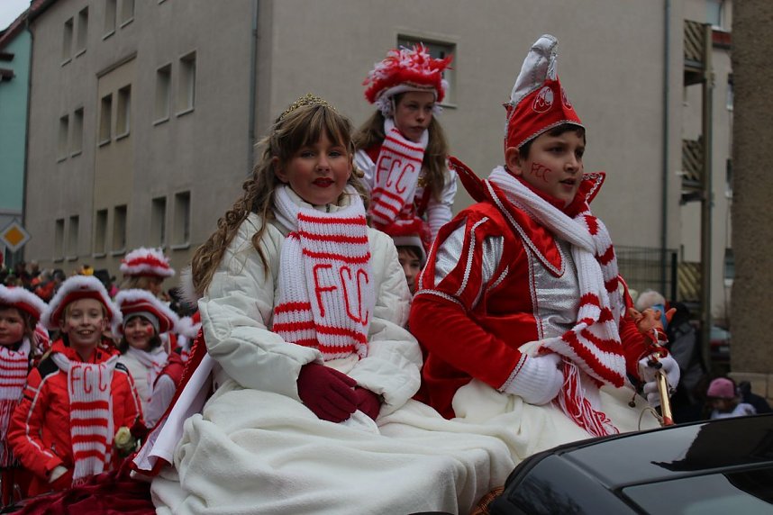 N&auml;rrinnen und Narren trotzen Wetter (1)