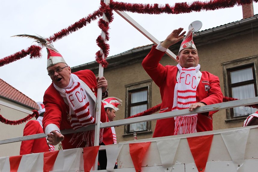 N&auml;rrinnen und Narren trotzen Wetter (1)