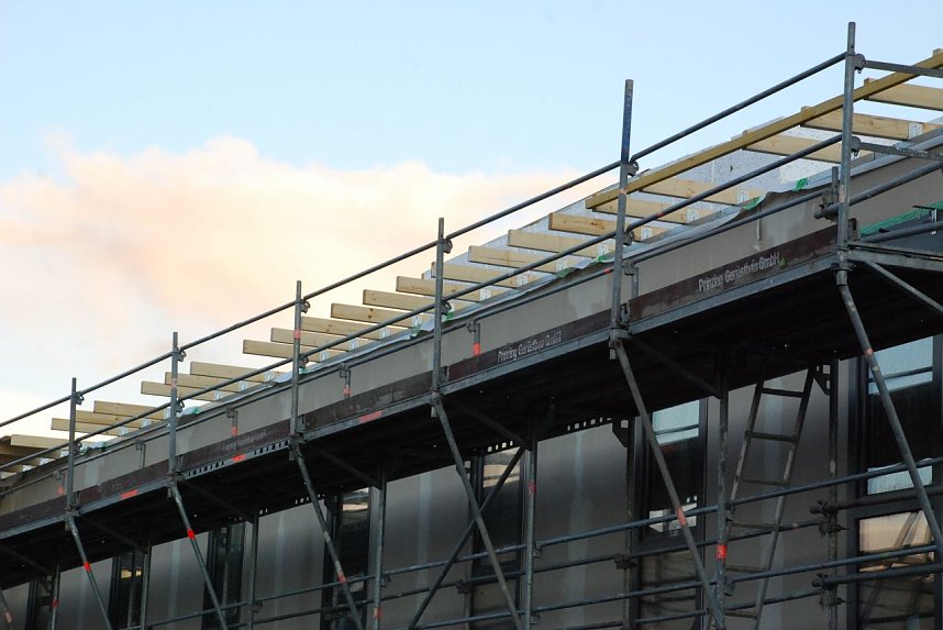 Was wie die Ausl&auml;ufer eines Dachstuhls aussieht, sind mehr oder weniger nur Dekoteile. Das Geb&auml;ude des k&uuml;nftigen Jobcenters in Hettstedt erh&auml;lt lediglich ein Foliendach mit W&auml;rmed&auml;mmung aus Styroporplatten.