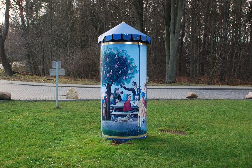 Eine kleine Bierwerbes&auml;ule steht vor dem Hotel und Restaurant Waldcaf&eacute; in Hettstedt.