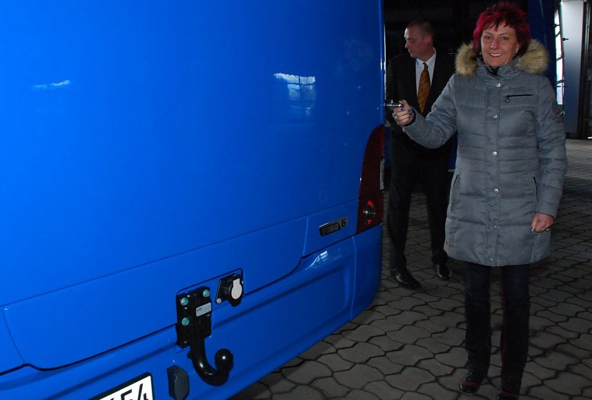 Petra Hartung ist nicht nur f&uuml;r den Einkauf bei der VGS zust&auml;ndig, sie kennt auch jedes Detail der neuen Busse. Wozu ist der Haken da unten? "F&uuml;r Fahrradtr&auml;ger, die bei landesbedeutsamen Linien gefordert werden." Und die verchromten Haken an der Seite? "Das ist eine Vorrichtung zur Befestigung eines Skikorbs."