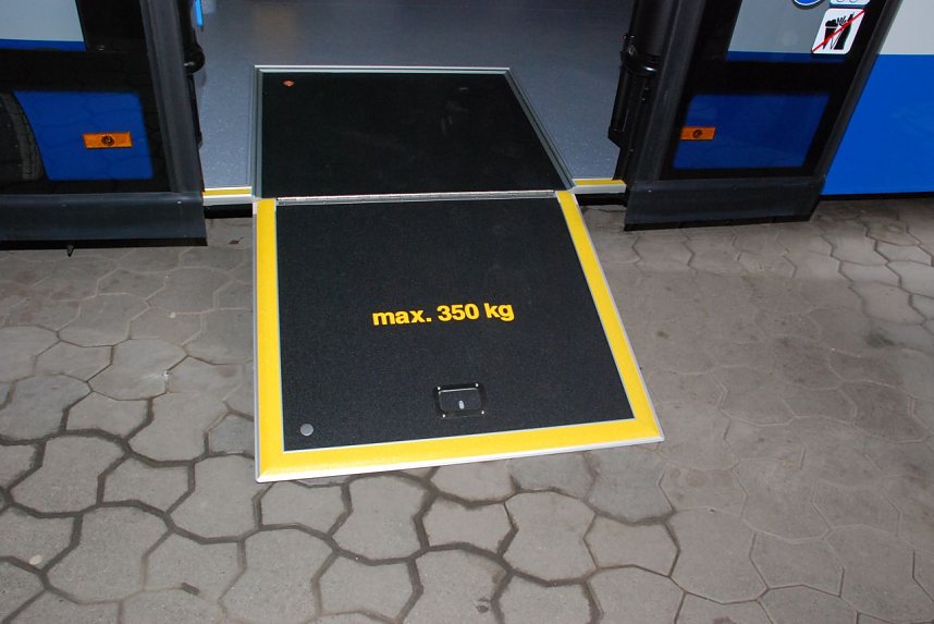 Eine Rampe kann von Hand ausgeklappt werden, so dass eine Rollstuhl problemlos in den Bus fahren kann.