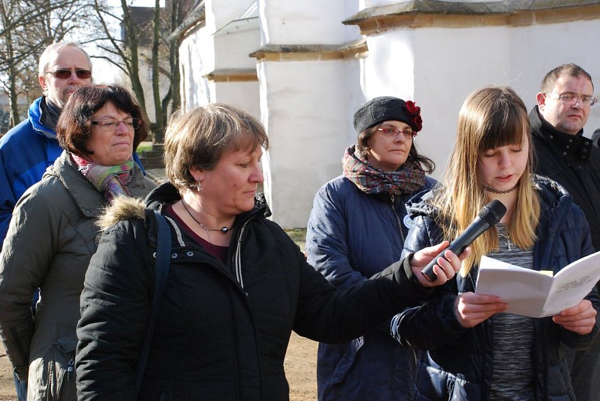 Lara Jeanne Bernhold liest aus den Erinnerungen einer Dresdnerin an die Bombardements zwischen dem 13. und 15. Februar 1945.