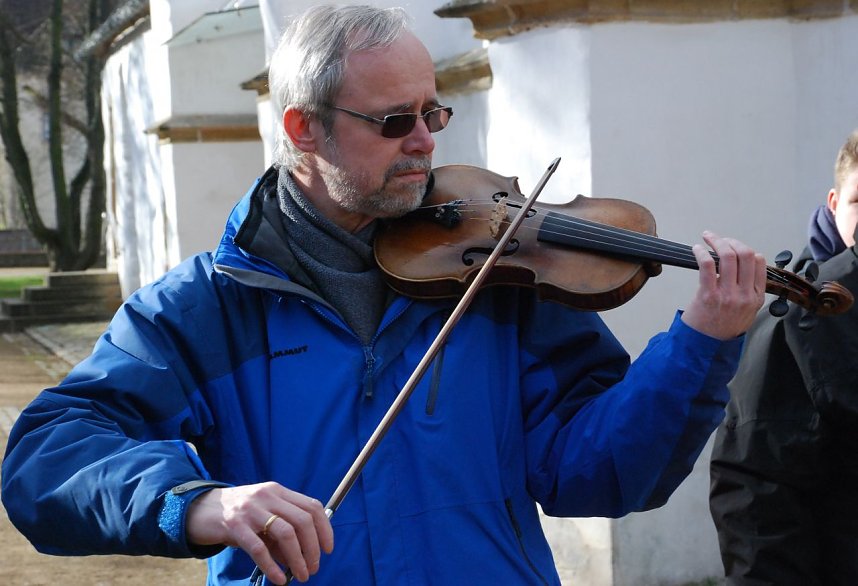 Dr. Albrecht B&ouml;rner spielt auf der Geige, die in der Dresdner Bombennacht von seiner Mutter aus dem brennenden Haus gerettet wurde, den Choral "O Haupt voll Blut und Wunden".