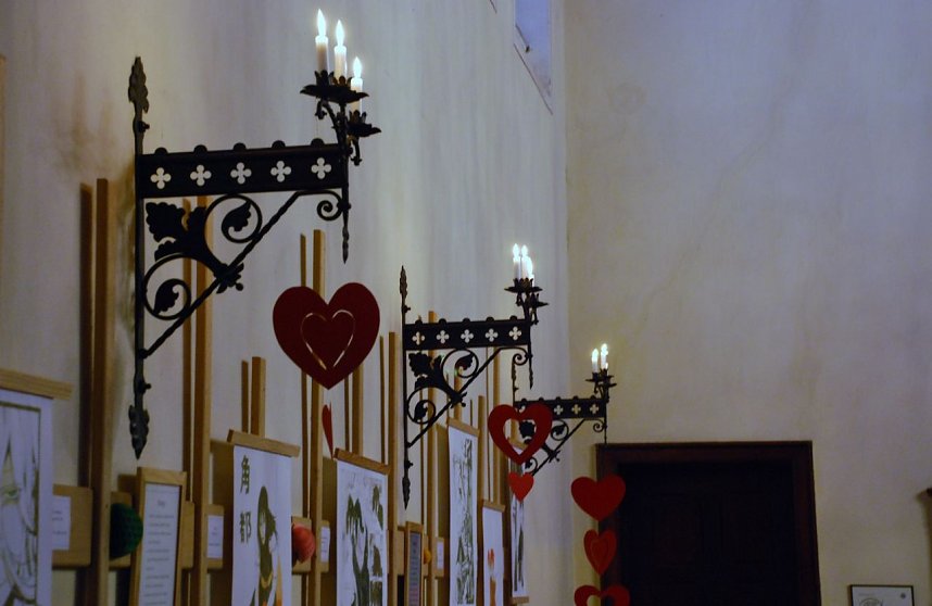 Zur stimmungsvollen Dekoration der Kirche geh&ouml;rten auchdie Wandleuchter.