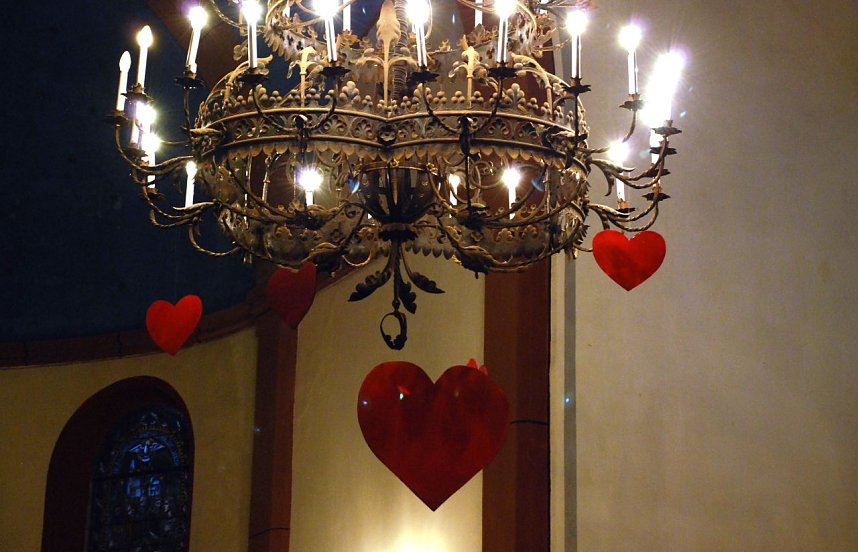 Vom Kronleuchter begr&uuml;&szlig;ten rote Herzen die Ankommenden.