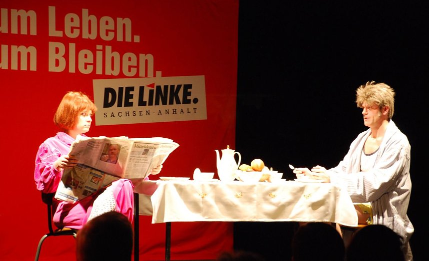 Michaela Dazian und Oliver Beck begeisterten ihr Publikum mit einem am Fr&uuml;hst&uuml;ckstisch spielenden Sketch.