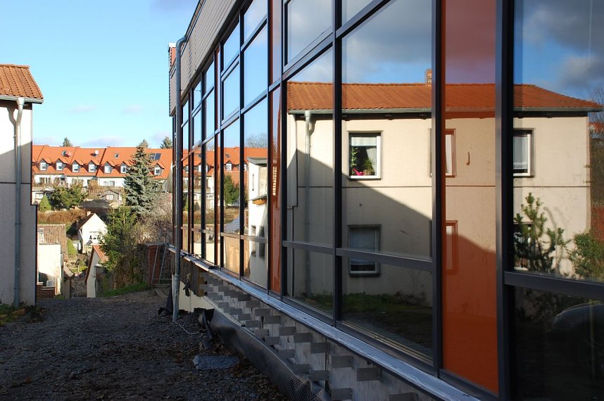 Das Hettstedter Gymnasium macht es nicht jedem leicht, sofort den Durchblick zu erhalten. Doch daf&uuml;r gibt es T&uuml;ren und - f&uuml;r die, die von au&szlig;en anklopfen - von innen freundlich ge&ouml;ffnete Fenster.