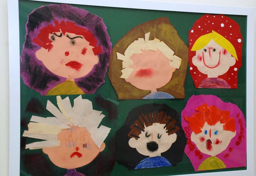 ZumThema "Gef&uuml;hle" haben die vierj&auml;hrigen M&auml;dchen Pia, Selina und Jasmin sowie Kinder der Sternengruppe Gesichter dargestellt, die mal fr&ouml;hlich, mal ernst, mal traurig dreinschauen.