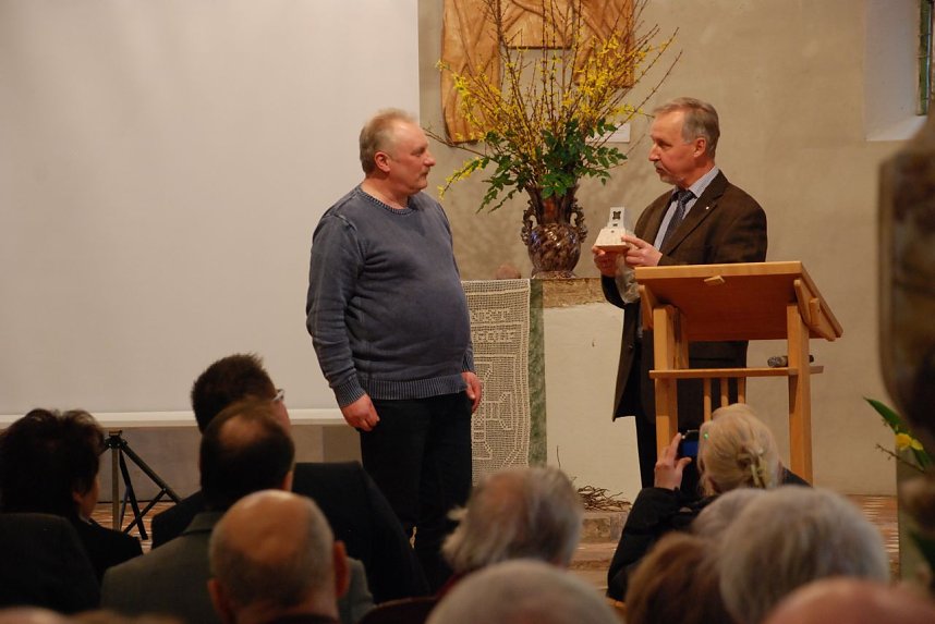 Bernd Friedrich, Vorsitzender des F&ouml;rdervereins Mansfeld-Museum, erhielt als Anerkennung f&uuml;r die Leistungen seines Vereins aus den H&auml;nden von Dr.-Ing. Bernd Schmidt ein Modell des Dampfmaschinendenkmals, das im vorigen Jahr 125 Jahre alt geworden ist.