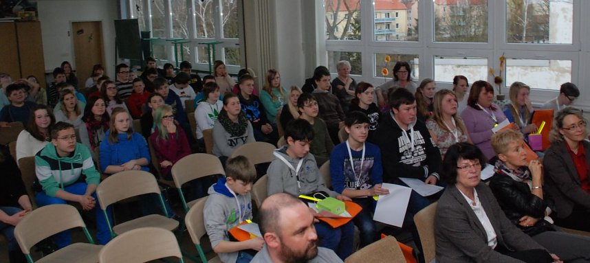 "Ihr seid nicht nur zum Applaudieren hier, sondern damit ihr dar&uuml;ber nachdenkt, dass im n&auml;chsten Jahr vielleicht ihr die Ausbildung zum Schulweghelfer macht", meinte, an die Sch&uuml;ler im Saal gewandt, mit einem aufmunternden L&auml;cheln Andreas Hintze von der Landesverkehrswacht.