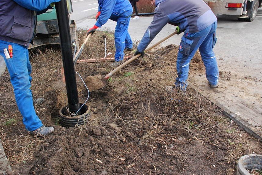 Bei aller moderner Technologie eines Elektrounternehmens: F&uuml;r manche Dinge ist nur die Schippe hilfreich.