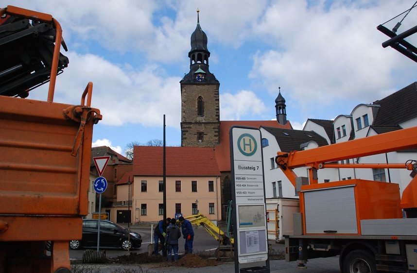 Der Mast steht, sp&auml;ter kommt noch die Laterne drauf, und schon ist alles wieder in bester Ordnung.