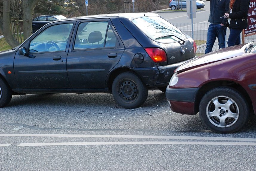 Auf ein Fahrzeug, das zur Seite fuhr und anhielt, um einem Feuerwehrauto Platz zu schaffen, fuhr der nachfolgende Pkw auf.