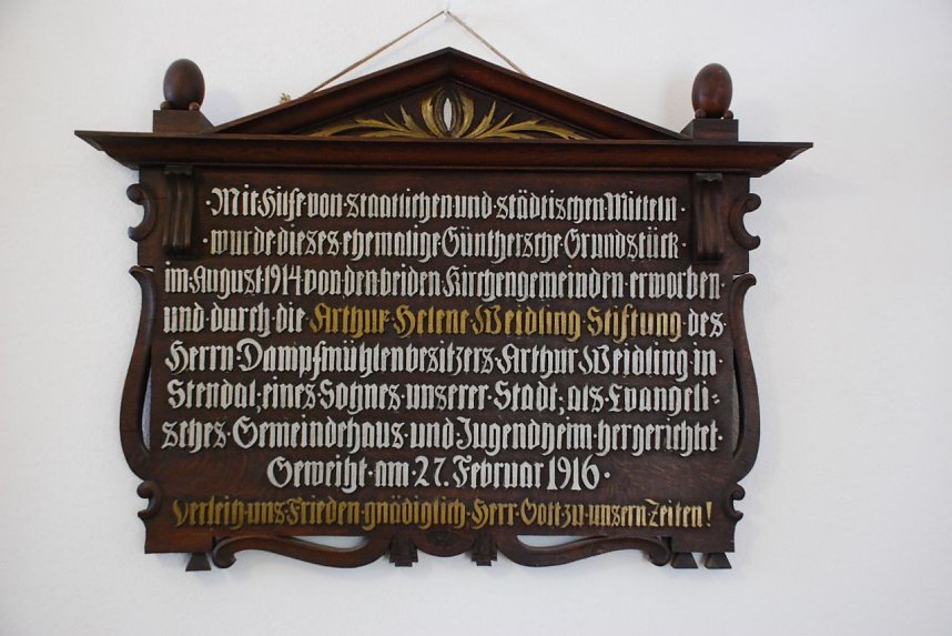 Doppeltes Jubil&auml;um: Der "Geschichtsverein Sangerhausen und Umgebung" feiert sein 25. Jubil&auml;um im Gemeindehaus in der Riestedter Stra&szlig;e. Dieses Geb&auml;ude wurde genau heute vor 100 Jahren als evangelisches Gemeindehaus mit einem Gottesdienst eingeweiht (woran diese geschnitzte Tafel erinnert). Morgen, Sonntag, wird dieses Ereignis ab 10 Uhr mit einem Festgottesdienst und einer Feier gew&uuml;rdigt.