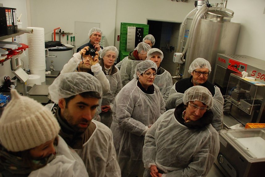 Sauberkeit ist Trumpf in der Molkerei. Also erhalten die Besucher Einweg-Kopfbedeckungen, -Kittel und -Schuh&uuml;berzieher.