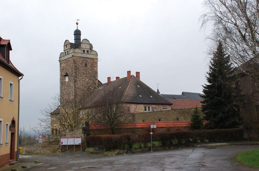 Eine grandiose Anlage: Burg und Schloss Allstedt. Die neue Ausstellung und alte Kapelle mit einzigartiger Orgel laden zu Besichtigungen und Konzerten ein. Mit seiner Entscheidung f&uuml;r die mittelalterliche Anlage hat der Kreisausschuss ein Zeichen f&uuml;r den Wert unserer Geschichte gesetzt (hier predigte Thomas M&uuml;ntzer als erster Pfarrer in deutscher Sprache).