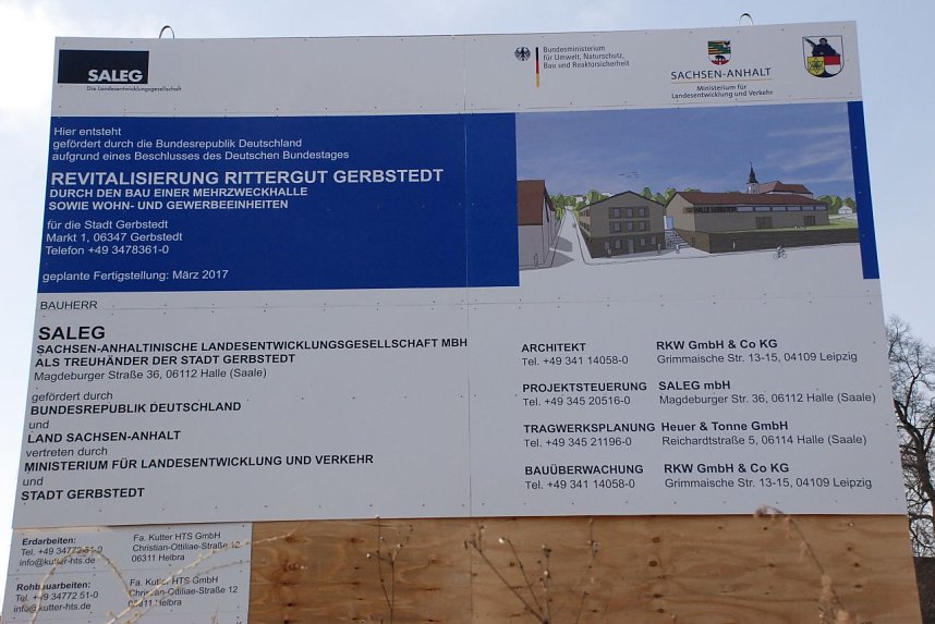 Das Bauschild am Stra&szlig;enrand gibt Auskunft &uuml;ber die Beteiligten und das angestrebte Aussehen des Objektes.