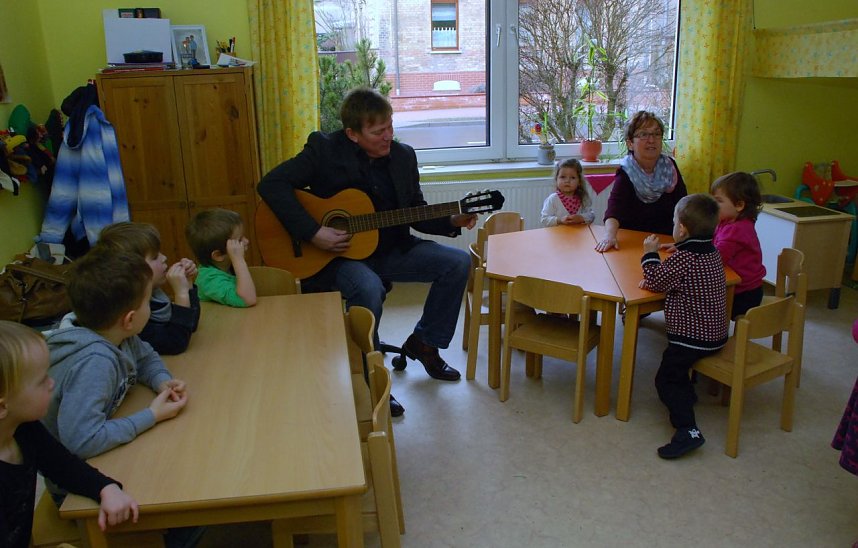 Ein Landtagsabgeordneter, der mal keine politischen Reden h&auml;lt, sondern Kindern (und Erwachsenen) mit einem Lied Freude bereitet: Norbert Born.
