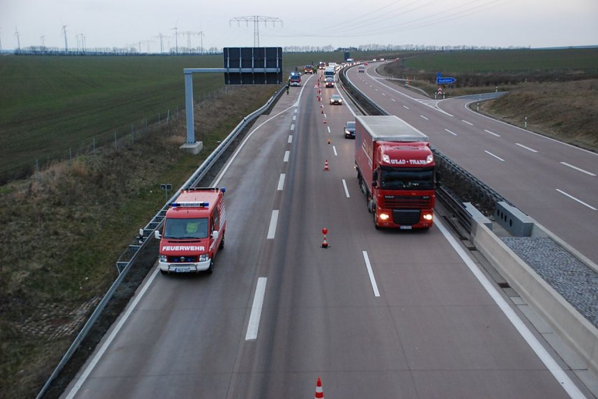 Die Dieselspur zog sich von Beginn der Ausfahrt bis in die Kurve selbst.