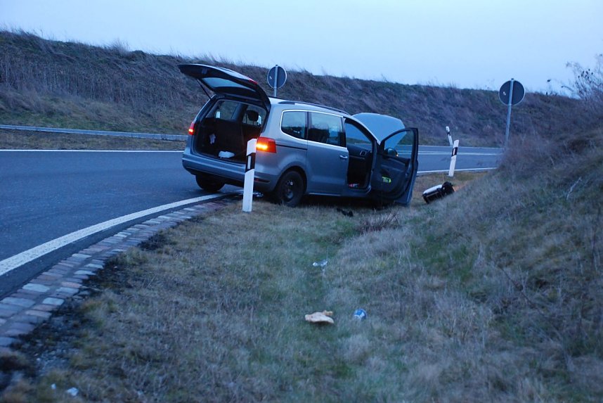 Einsamer Wolf: In der gesperrten Ausfahrt harrte der Fahrer des verungl&uuml;ckten Autos der Dinge, die er zuvor telefonisch eingeleitet hatte.