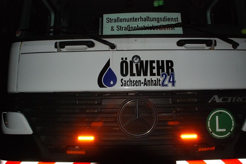 Die &Ouml;lwehr ist eine spezialisierte Truppe. Der Dieselspur auf der Autobahn r&uuml;ckte sie mit hei&szlig;em Wasser auf die Pelle.