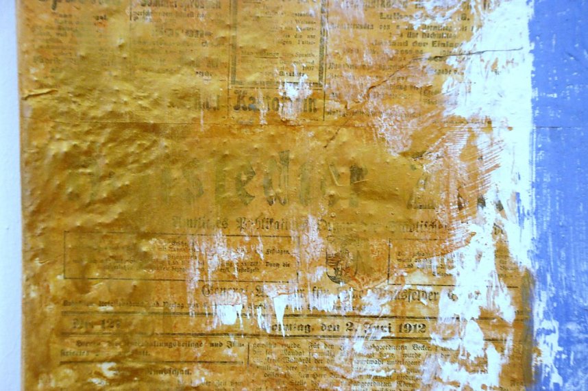 Mehr Lokalbezug geht kaum: "Hettstedter Zeitung" von 1912 als Teil eines Kunstwerks der portugiesischen Bildhauerin und Malerin Manuela Xavier im Mansfeld-Museum.