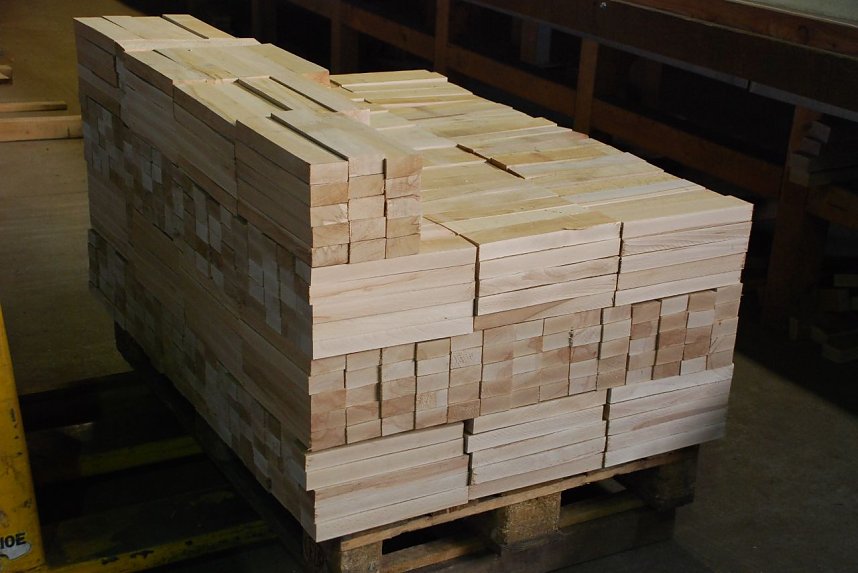 Aus diesen H&ouml;lzern werden einmal Handb&uuml;rsten, Schrubber und &auml;hnliche Produkte.