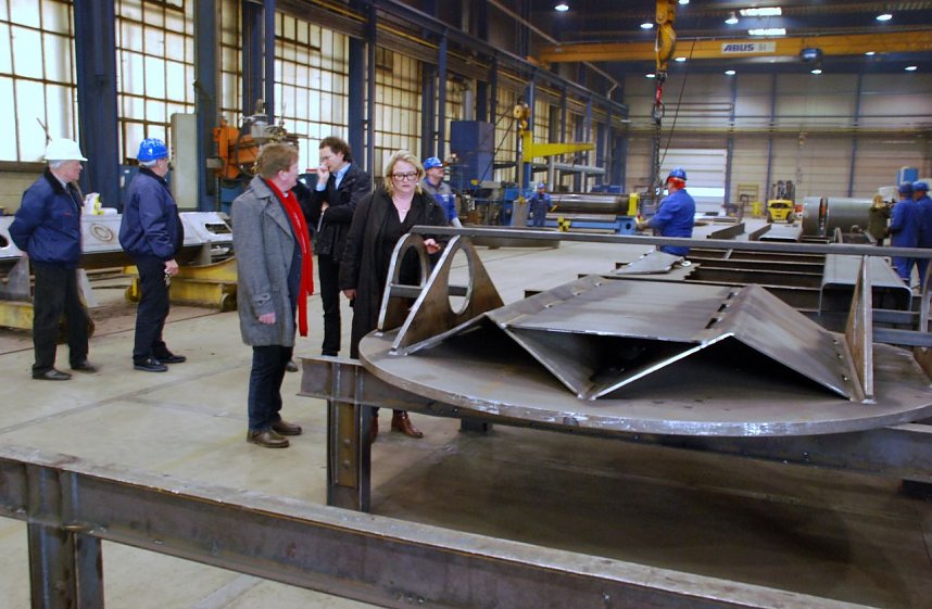 In dieser Werkhalle des Mansfeld Anlagenbaus entstehen Tunnelvortriebsmaschinen, die R&ouml;hren bis 3,60 Meter Durchmesser "bohren" k&ouml;nnen. Die SPD-Spitzenkandidatin fand ein solides Unternehmen mit vollen Auftragsb&uuml;chern vor. Wunschlos gl&uuml;cklich ist man aber auch hier nicht. Katrin Budde nahm deshalb ein Paket zu bearbeitender Wirtschafts-Aufgaben mit nach Magdeburg.