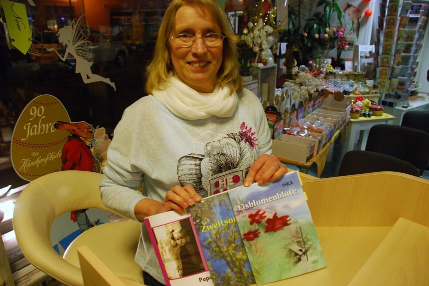 Isolde Kakoschky alias ISKA mit ihren drei aktuellen Romanen, aus denen sie gelesen hat.