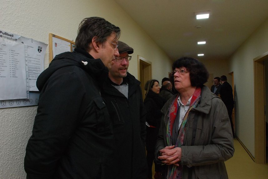 Landr&auml;tin Dr. Angelika Klein dankte dem f&uuml;r den Umbau der Rettungswache Verantwortlichen, den Gesch&auml;ftsf&uuml;hrer der kramer + partner Ingenieurgesellschaft mbh, Klostermansfeld, Dipl.-Ing. Architekt Sebastian Thomasch (links) und seinem Mitarbeiter, Bauingenieur Jens Ruggaber.