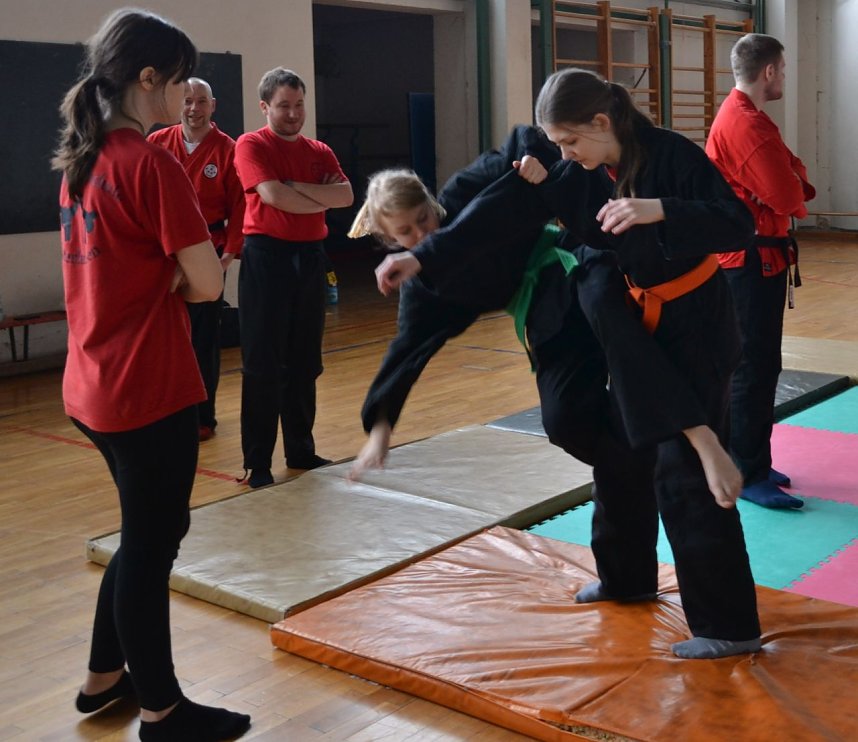 Der Osterhase erschrak zun&auml;chst angesichts dieses Scherensprunges und wollte fliehen. Dann aber lie&szlig; er sich zu einer guten Tat &uuml;berreden.