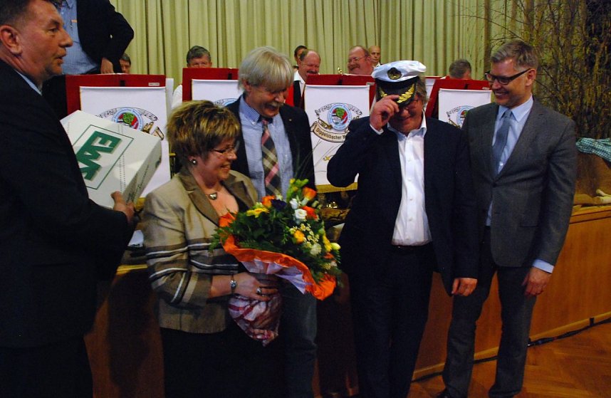 F&uuml;r das Leben "danach": Ein Gedicht vorgetragen und eine Kapit&auml;nsm&uuml;tze geschenkt bekam Jens Bullerjahn von Weggef&auml;hrten. Bullerjahn war w&auml;hrend seiner Armeezeit Matrose bei der Marine. Noch heute h&auml;ngt sein Herz an der See.