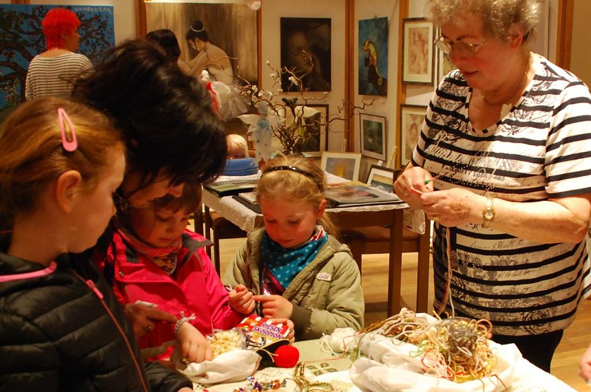 Erika Schacht (rechts), Leiterin der Klostermansfelder Handarbeitsgruppe, zeigt hier interessierten Kindern eine Handarbeitstechnik. Ihre bis zu 17 Mitglieder starke Gruppe trifft sich jeden Mittwoch, 18 Uhr, in der AWO-Begegnungsst&auml;tte. Frauen jeden Alters kommen dort zusammen und sind auch jederzeit willkommen.