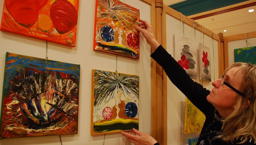 Lebensbejahende, farbenfrohe Acrylmalerei stellt die Walbeckerin Ute Rabenalt aus. Ganz besonders entz&uuml;ckend: ihre Serie der sich liebenden Schnecken. Im "richtigen" Leben ist die Hobbyk&uuml;nstlerin staatlich gepr&uuml;fte Betriebswirtin.