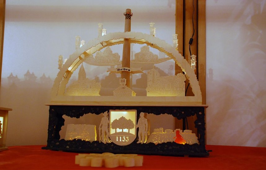 Da bleibt kein Wunsch offen: Der Helbraer Karsten Probst baut nicht nur ausgesprochen h&uuml;bsche Schwibb&ouml;gen, sondern integriert hier gern Heimatgeschichte. Mit diesem kleinen Kunstwerk h&auml;lt er die Erinnerung an den legend&auml;ren "Langen Heinrich" wach, der einmal das Bild der Rohh&uuml;tte Helbra gepr&auml;gt hat und Symbol f&uuml;r eine erfolgreiche Kupferstein- und Schlackeproduktion war.